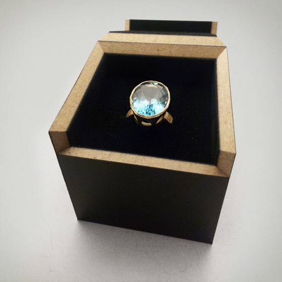 Anello in oro con acquamarina nella confezione Meda Orafi