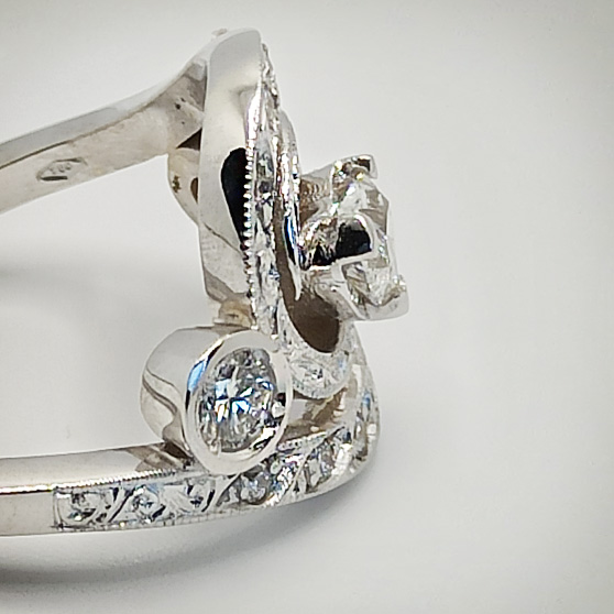 Anello in oro bianco con diamante centrale a cuore, vista superiore con il dettaglio degli spessori
