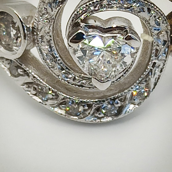 Anello in oro bianco dettaglio del diamante centrale a cuore