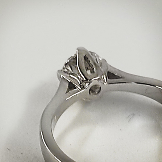 Anello solitario oro bianco e diamante, retro del castone