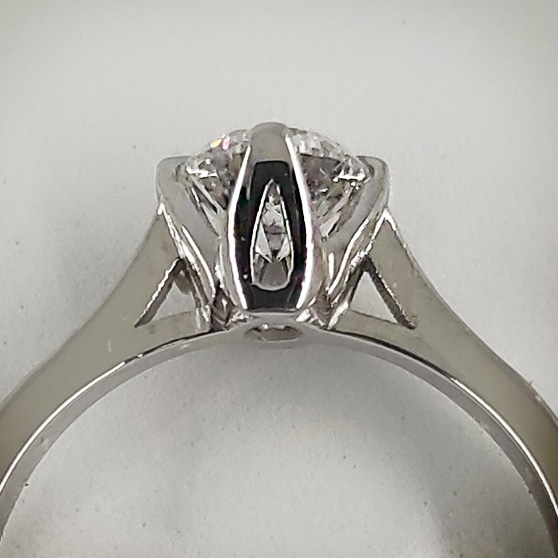 Anello solitario oro bianco e diamante, dettaglio del castone