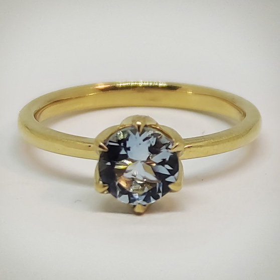 Anello in oro, vista frontale dell'acquamarina