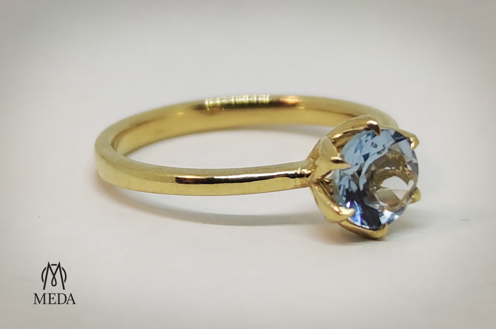 Anello in oro con acquamarina, foto principale di tre quarti
