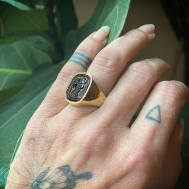 L'anello Chevalier di San Cristoforo indossato da Anna Neudecker