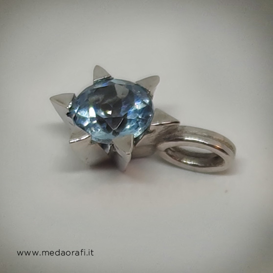 Pendente a rtigianale a stella in oro bianco e topazio