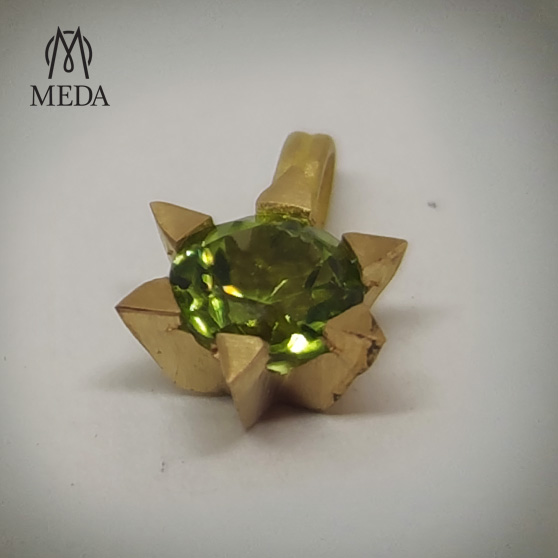 Pendente artigianale a stella in oro giallo e peridot