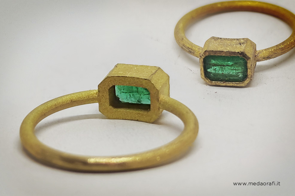 Anello con smeraldo, particolare del retro del castone