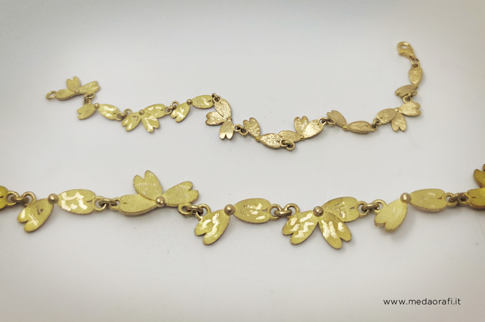 Brrcciale in oro con decorazione a petali