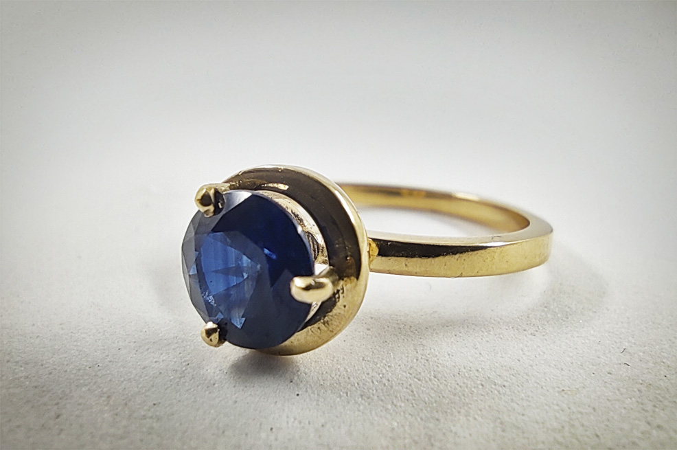 Anello artigianale in oro giallo con zaffiro, modello Anita di Meda Orafi