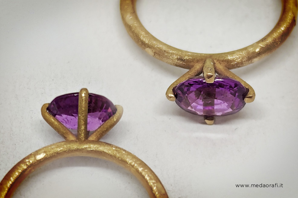 Diverse viste del castone di un anello con zaffiro viola