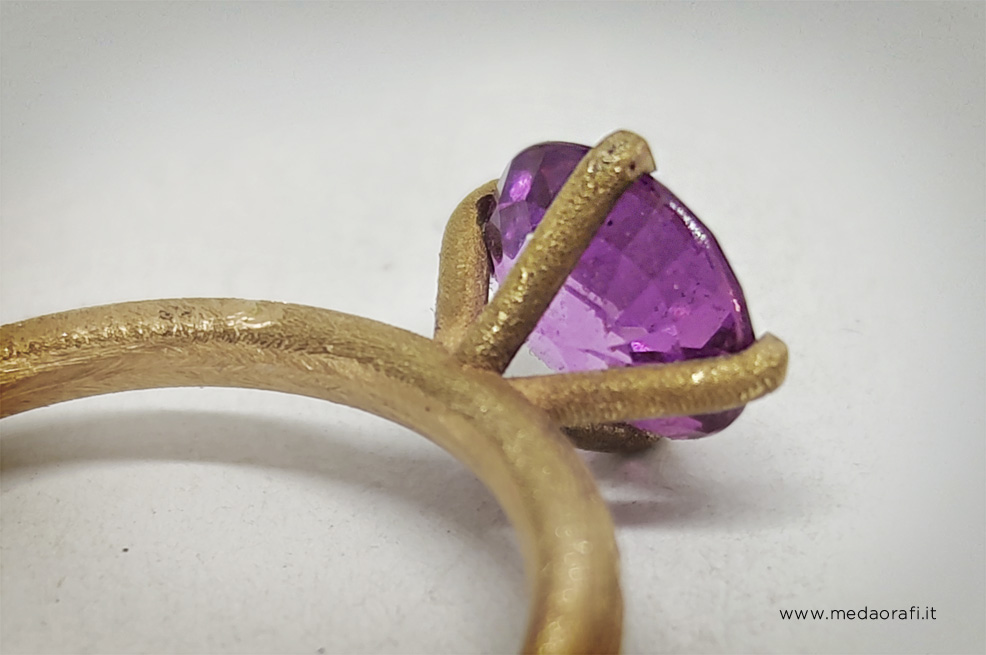Zaffiro rosa incastonato in un anello, vista posteriorie