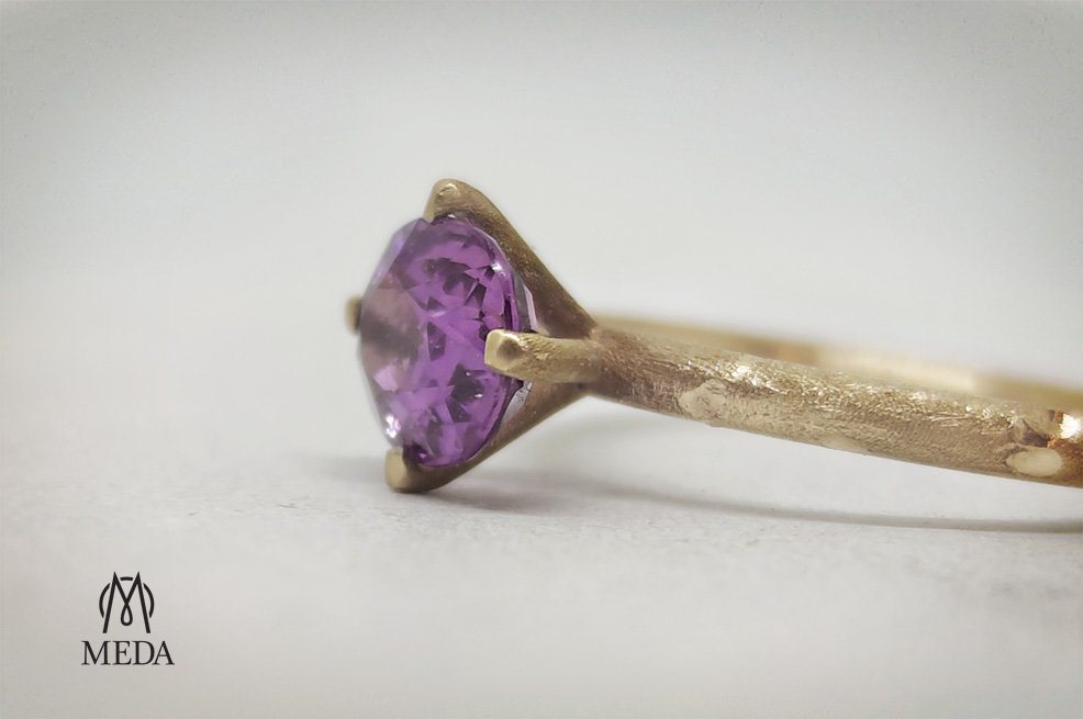 Anello con zaffiro, il dettaglio laterale del catone con le griffes in primo piano