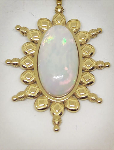 Pendente con opale in oro giallo su disegno