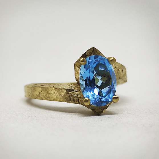 Anello fidanzamento in oro grezzo e topazio