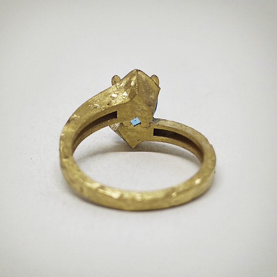 Anello fidanzamento in oro grezzo e topazio, retro del castone