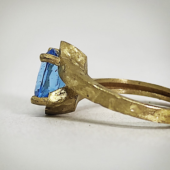 Anello fidanzamento con topazio, castone laterale