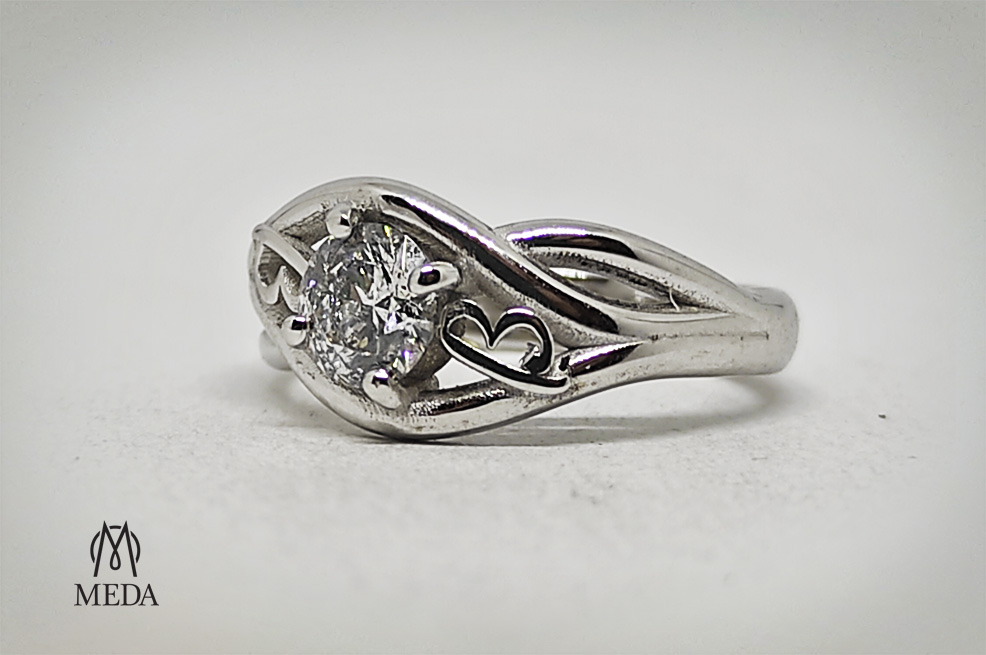 Anello solitario personalizzato con iniziali
