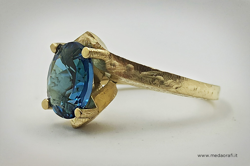 Anello artigianale su disegno con topazio blu