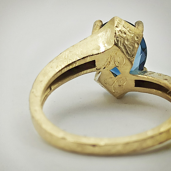 Anello su disegno con Topazio Blue, castone posteriore con incisioni delle lettere