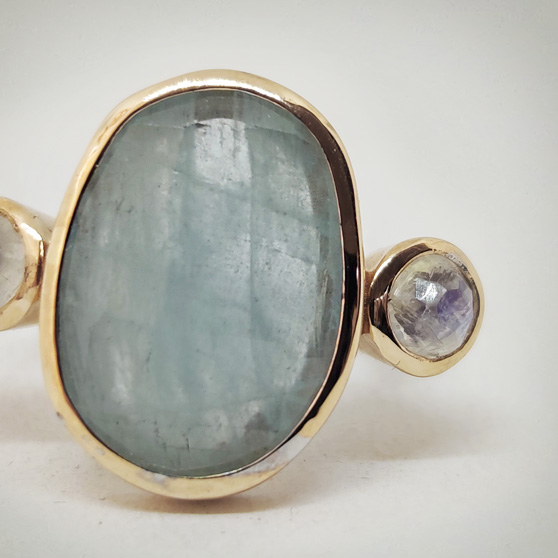 Anello con acquamarina e labradoriti laterali