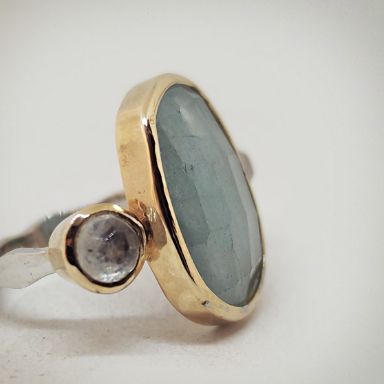 Anello con acquamarina e labradorite, particolare del castone