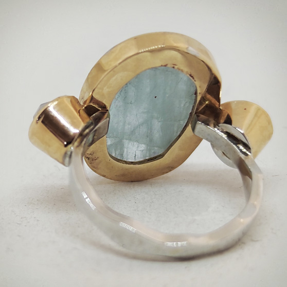 Anello con acquamarina e labradorite, vista del castone dal retro