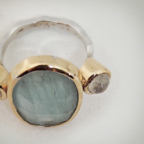 Anello con acquamarina e labradoriti laterali