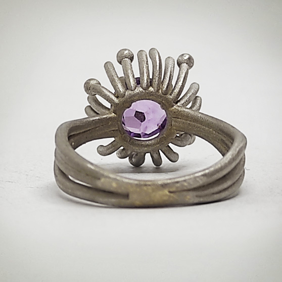 Anello in oro bianco con ametista, dettaglio posteriore del castone