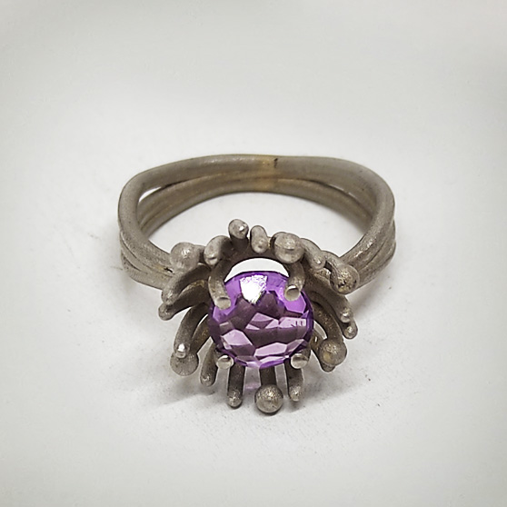 Anello Anemone collezione Meda Orafi, oro bianco e ametista