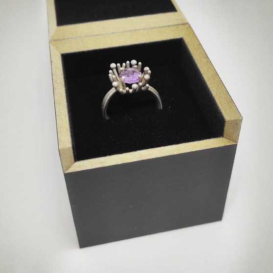L'anello Anemone nella custodia personalizzata Meda Orafi