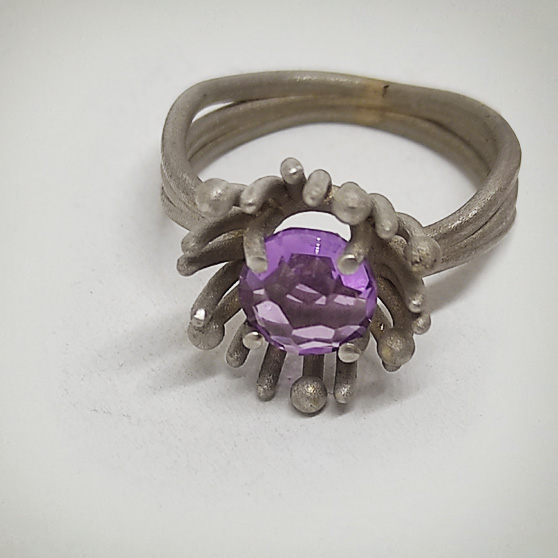 Anello di fidanzamento Anemone in oro bianco e ametista