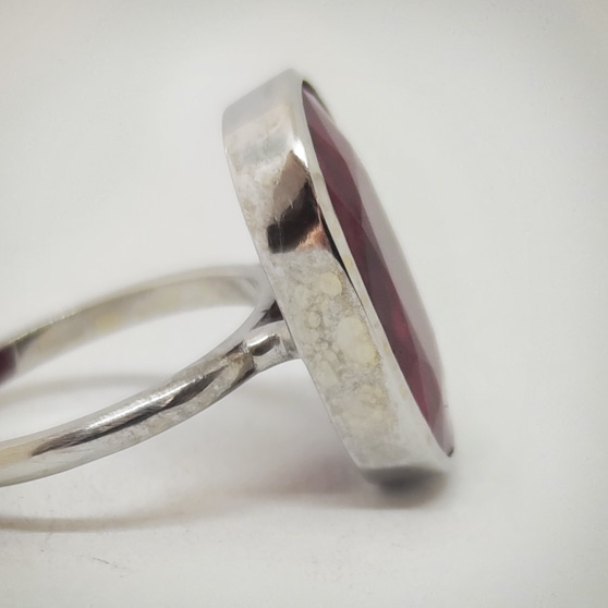 Anello oro bianco e rubino, vista laterale del castone