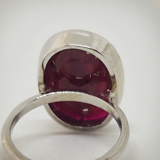 Anello in roo bianco e rubino, vista del retro