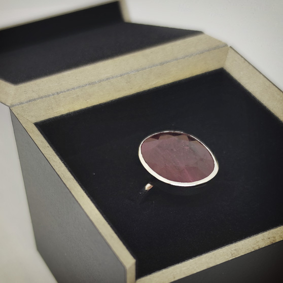 Anello con rubino, packaging Meda Orafi