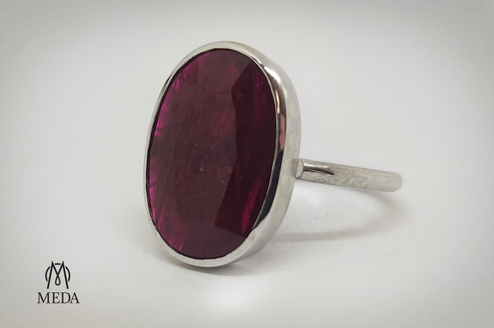 Anello in oro bianco e rubino