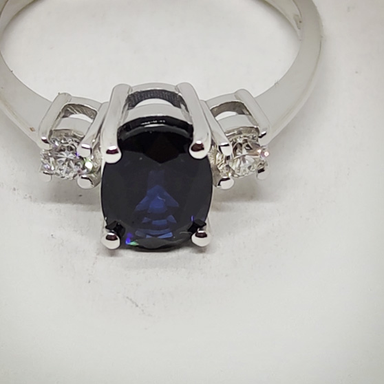 Anello con zaffiro e due diamanti, dettaglio frontale del castone e delle pietre