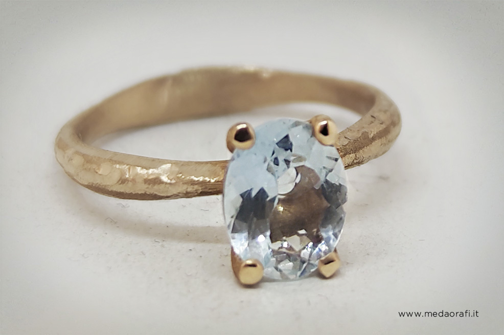 Anello in oro rosa grezzo e acquamarina