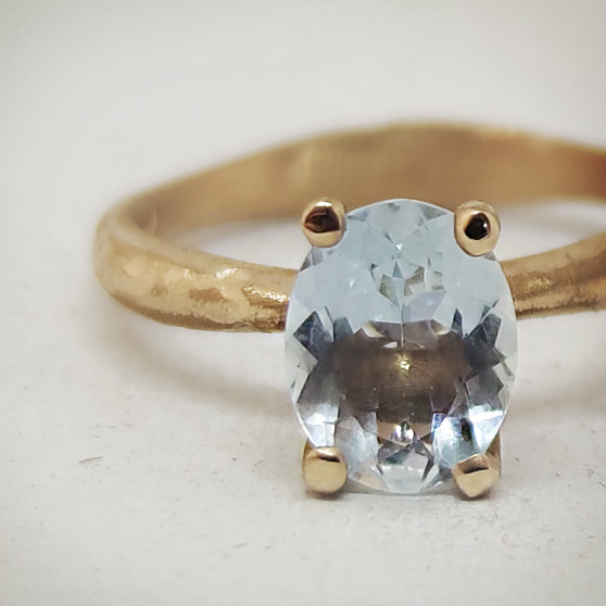 Anello in oro grezzo e acquamarina, vista frontale