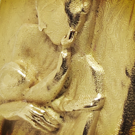 Un dettaglio del bassorilievo dell'anello chevalier