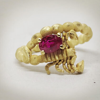 Anello su disegno di scorpione con rubino