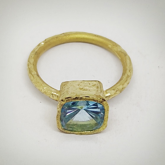 Anello con castone a bastina e topazio azzurro