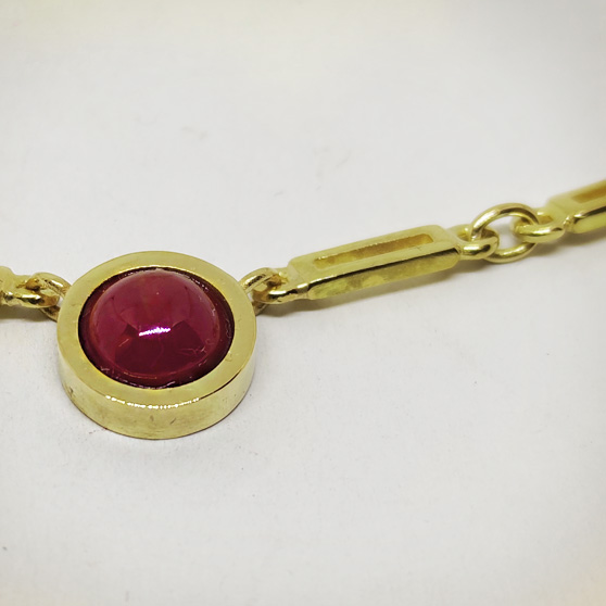 Castone del rubino e maglia della collana girocollo in oro