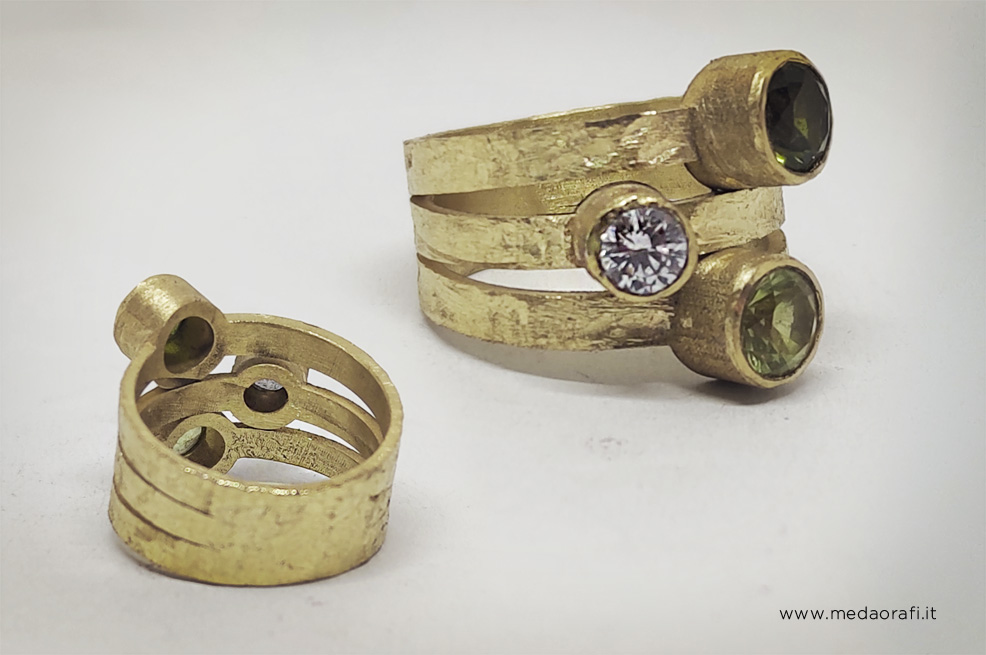 Anello Trilogy by Meda Orafi in oro grezzo, vista posteriore con i castoni