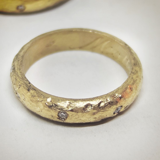 Dettaglio di una fede matrimoniale in oro giallo a grezzo