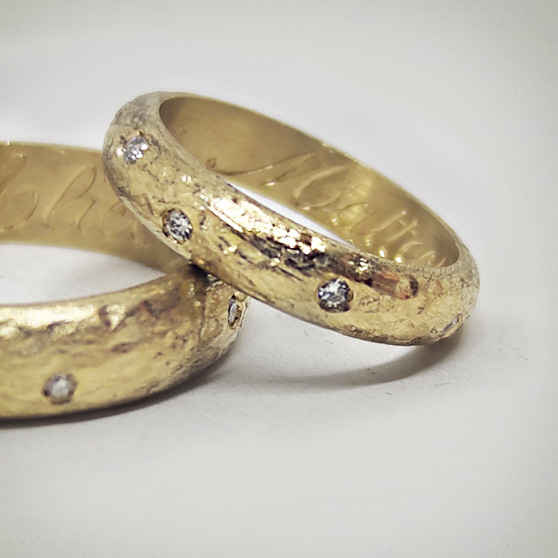 Anelli nuziali in oro giallo grezzo e brillanti