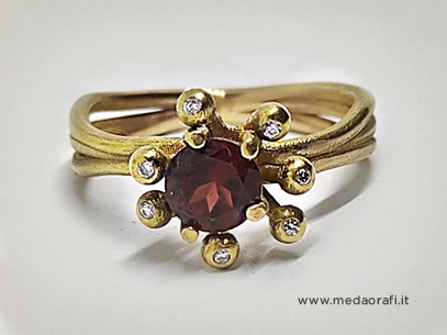 Anello Anemone in versione con un Granato e brillantini