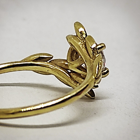 Anello Ulivo oro giallo e diamante, vista laterale