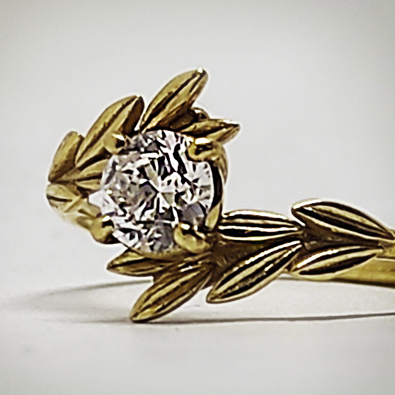 Anello artigianale Ulivo, vista ravvicinata del diamante solitario