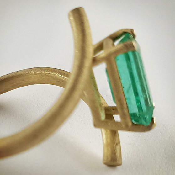 Anello "Abbraccio" variante gambo tondo e smeraldo, laterale del castone