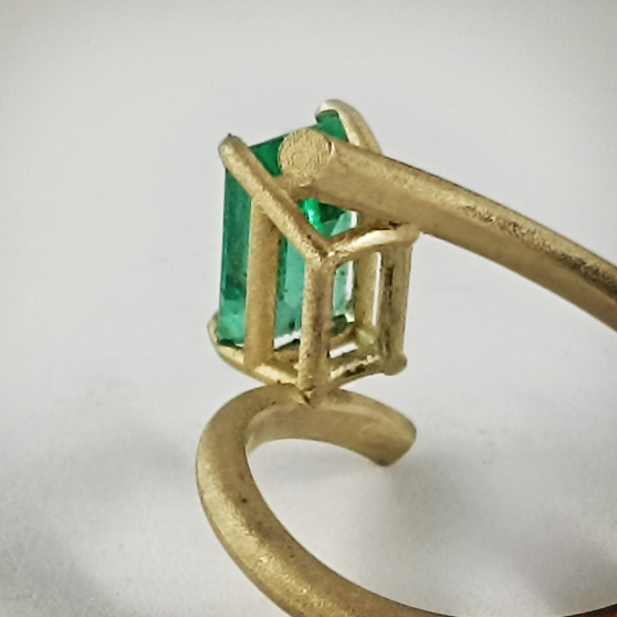 Anello "Abbraccio" variante gambo tondo e smeraldo, vista posteriore del castone